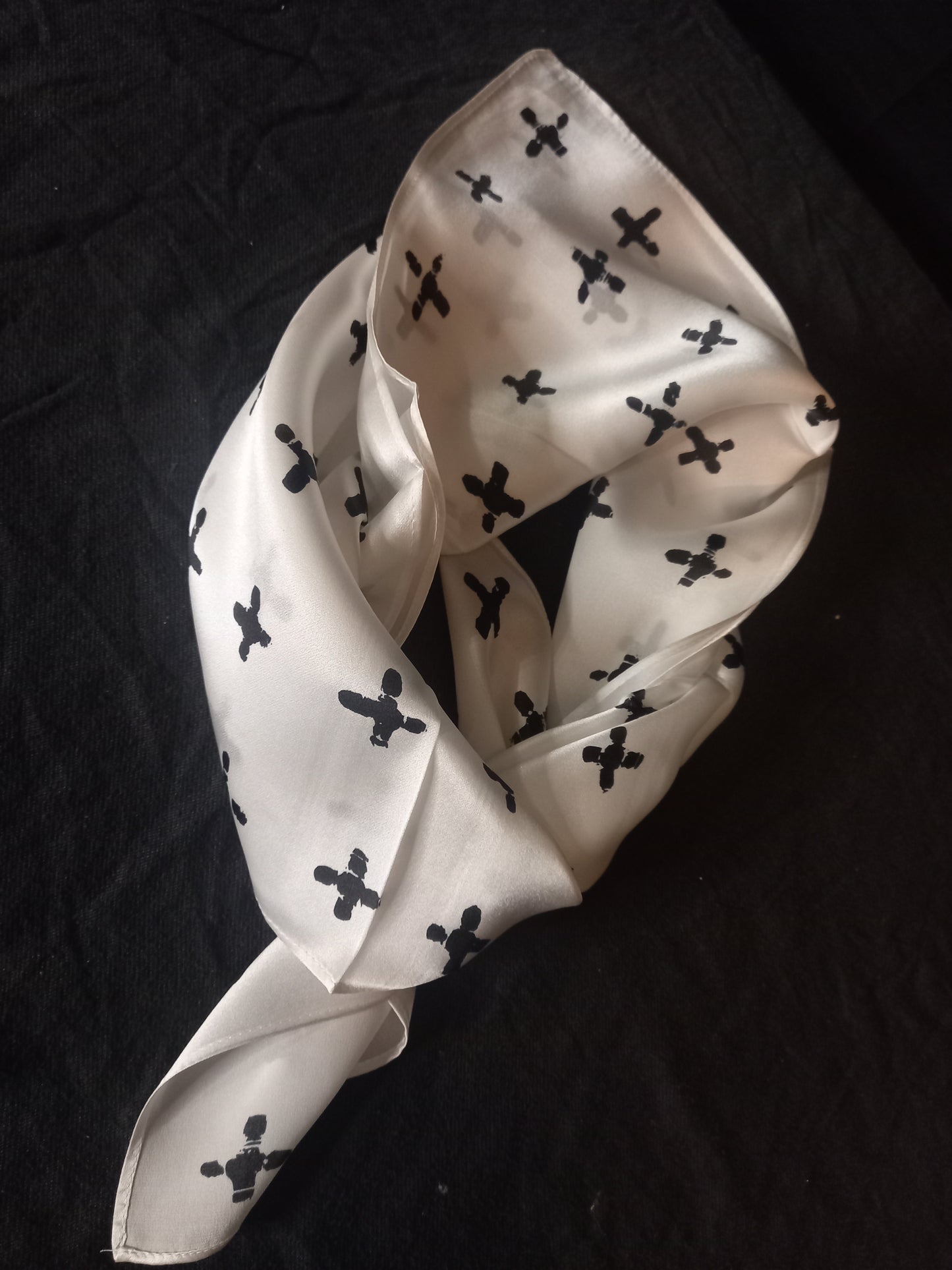 HORMESIS TRIANGLE BANDANA WHITE/ CROIX NOIRE / SOIE