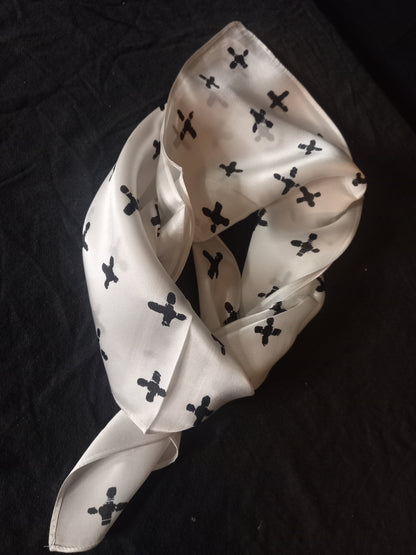 HORMESIS TRIANGLE BANDANA WHITE/ CROIX NOIRE / SOIE