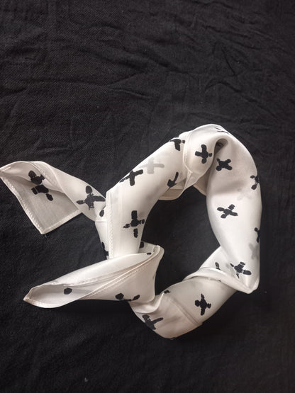 HORMESIS TRIANGLE BANDANA WHITE/ CROIX NOIRE / SOIE