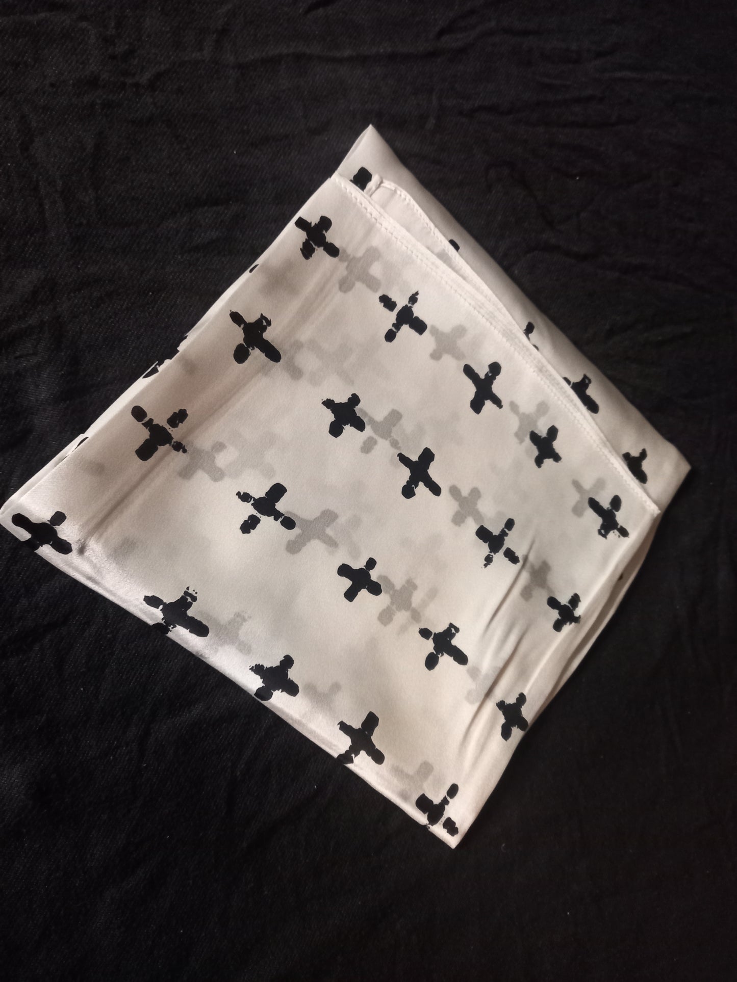 HORMESIS TRIANGLE BANDANA WHITE/ CROIX NOIRE / SOIE